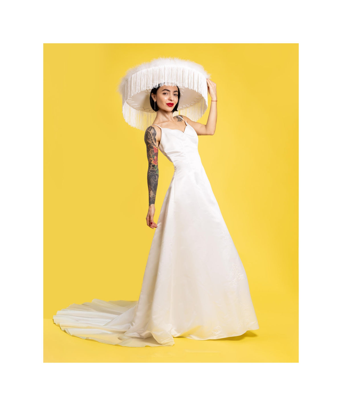 Large white hat with long fringe with fluff for a woman in a photo shoot image 1